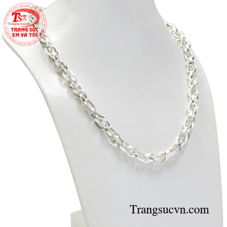 Chiếc dây chuyền bạc này sẽ giúp người đeo nổi bật vẻ cá tính, hợp với xu hướng.