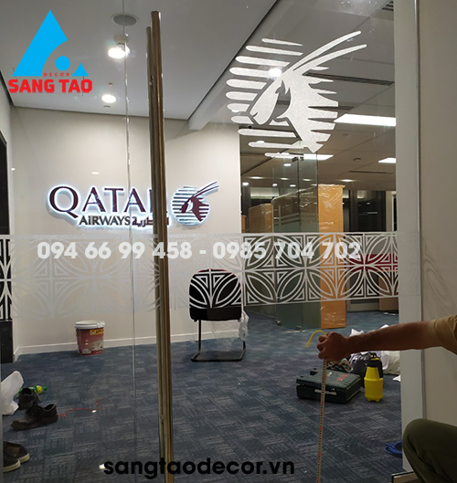 Thi công logo văn phòng bán vé máy bay Qatar Airways HCM 02